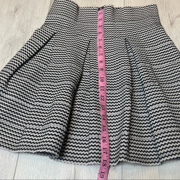NWOT Petit Gateau Black and White Rick Rack Pleated Mini Skirt Size Large - Picture 2 of 9